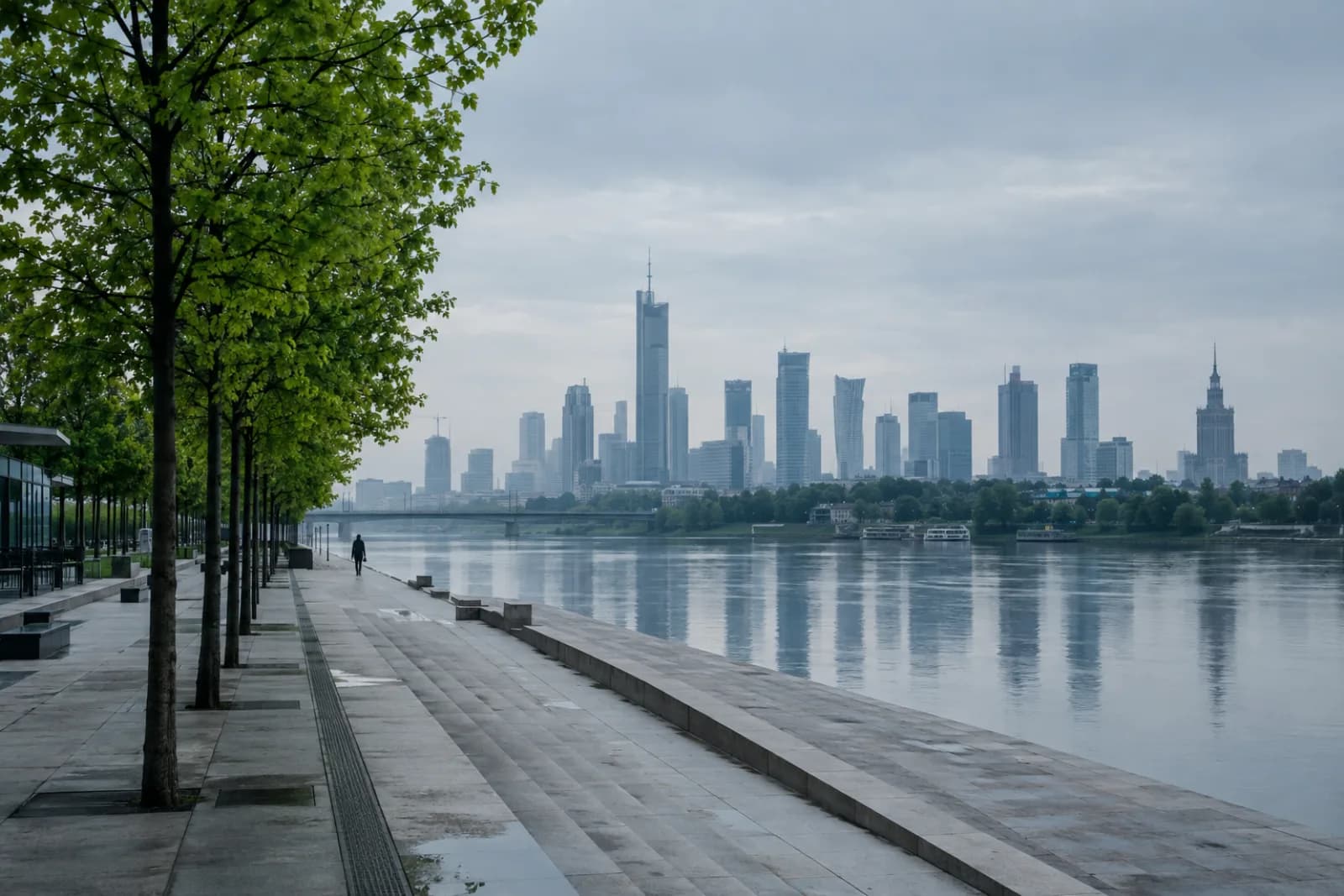 Bulwary nad Wisłą o świcie z panoramą centrum Warszawy
