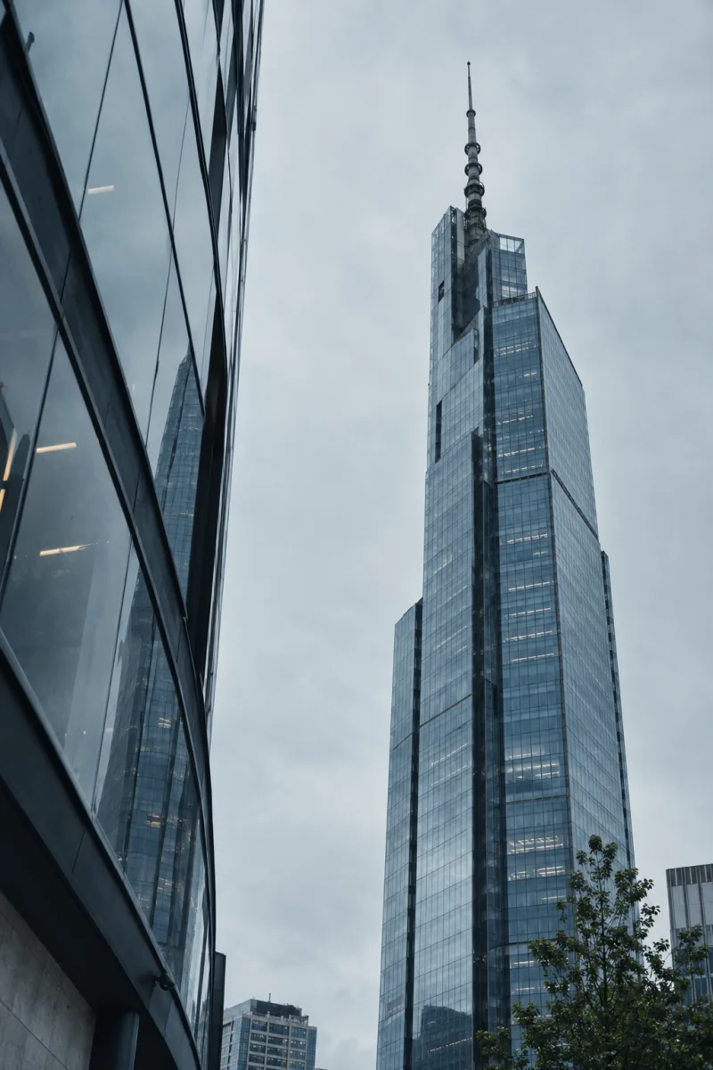 Wieżowiec Varso Tower widziany od dołu